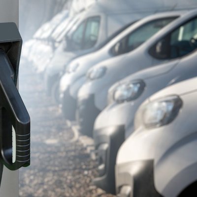 Elektroauto īpašnieki nemierā ar trīskāršu uzlādes cenas pieaugumu, jo zūd jēga no elektromobiļa