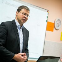 Steļčenoka atbrīvošana no amata nav plānota, norāda Dombrovskis