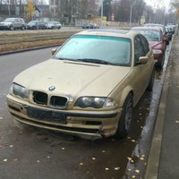 ФОТО: Жители нашли BMW, повредивший на Югле несколько автомобилей