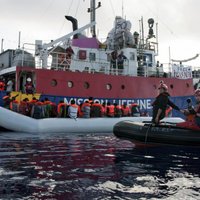 Itālija draud konfiscēt migrantu glābēju kuģus