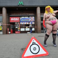 Активистку Femen ударили в метро за "Секс-бомбу"