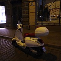 Motorollera atstāšana 10 minūtes uz ielas Vecrīgā lasītājam izmaksā 53 eiro
