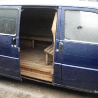 Foto: Lietuvā lēti tirgo mikroautobusu ar iebūvētu pirtiņu