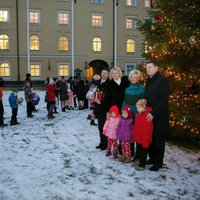 Foto: Vējonis kopā ar ģimenēm iededz Rīgas pils Ziemassvētku eglīti