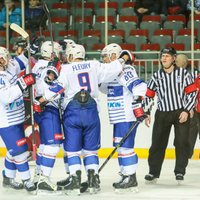 Latvijas hokeja izlasi no zaudējuma neglābj Ābola juniora pirmie vārti valstsvienibā