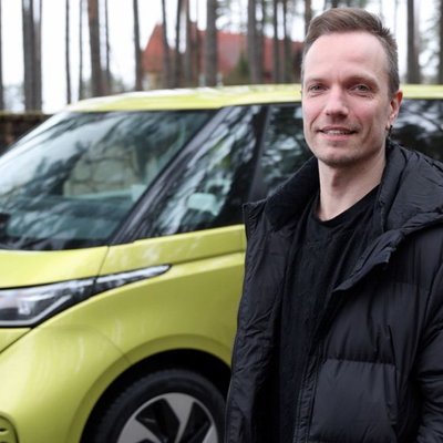 Video: Reinis Sējāns izmēģina elektrisko busiņu 'VW ID.Buzz'