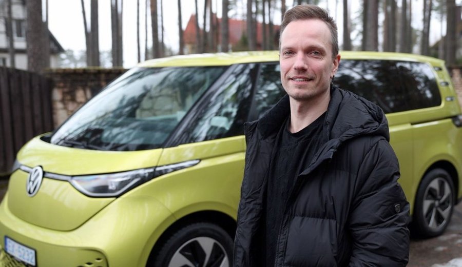 Reinis Sējans tests the electric bus ‘VW ID.Buzz’