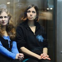 'Pussy Riot' meitenes Hodorkovskim piedāvā sadarbību