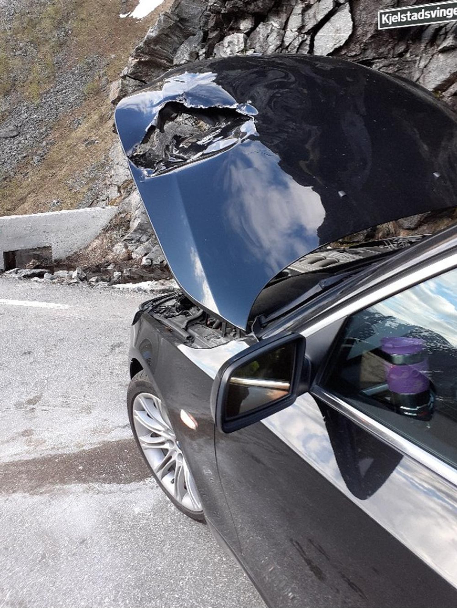 ВИДЕО: В Норвегии на BMW латвийцев с горы скатился валун