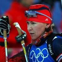 Diskvalificētā krievu biatloniste: olimpisko medaļu drīzāk izmetīšu miskastē nekā atdošu SOK