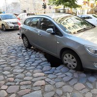 ФОТО: На улице Гертрудес опять провалилась машина, в окрестностях образовалась пробка
