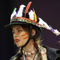 Принцесса Монако возмутила индейцев и подставила Gucci "расистским" костюмом