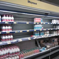 Foto: Maskavas veikalu piena produktu plauktos vietām sāk 'svilpot vējš'