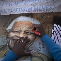 Pasaules līderi ierodas DĀR, lai atvadītos no Mandelas