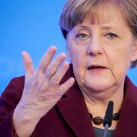 Merkele kritizē Trampa imigrācijas ierobežošanas rīkojumu