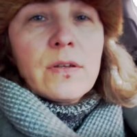 Video: Latviešu biedrības 'ķēniņiene' ar lielu pārkāpumu bagāžu terorizē ceļu policistus