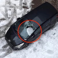 Rīgā no ēkas jumta krītošs ledus bluķis iekrīt spēkrata vadītāja sēdvietā