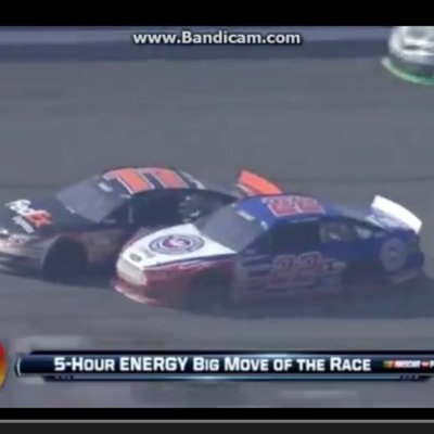 Video: NASCAR cīņā par uzvaru līderi saskrienas un pēc avārijas arī izkaujas