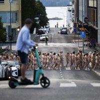 ФОТО. Всемирно известный фотограф собрал в Финляндии сотни обнаженных людей. Вот что из этого вышло