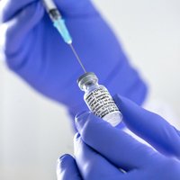 Policija izmeklē 52 kriminālprocesus par iespējamu fiktīvu vakcināciju