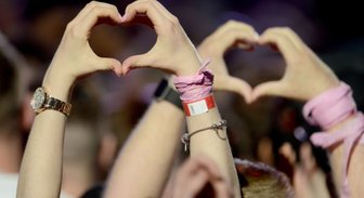 ФОТО, ВИДЕО: Благотворительный концерт поп-звезд в Манчестере собрал 50 тысяч зрителей