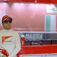 'Ferrari' ātrākie pirmajā treniņā Bahreinā