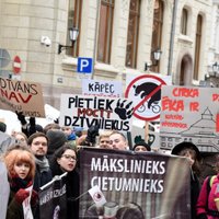 Foto: Dzīvnieku aizstāvju un cirka atbalstītāju protests pie Saeimas