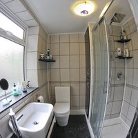 10 padomi, kā vizuāli paplašināt vannas istabu