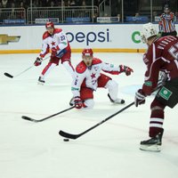 Rīgas 'Dinamo' nespēj gūt vārtus mačā pret KHL līderiem Maskavas CSKA