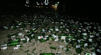 Aculiecinieka foto: Netālu no Valmieras alus pudeļu vedējs 'pazaudē' kravu