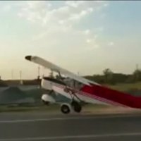 Video: Čečenijā uz ielas automašīnā ieskrien lidmašīna