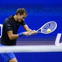Medvedevs pieveic Zverevu un iekļūst ATP sezonas noslēguma turnīra pusfinālā