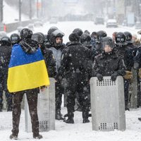 Miliči Kijevā likvidē demonstrantu nometni un ielaužas opozīcijas štābā (plkst. 00:46)