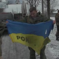 Video: Zaharčenko demonstrē Doņeckas lidostā noņemtu Ukrainas karogu