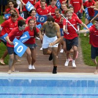 ВИДЕО: Надаль отметил победу на турнире в Барселоне прыжком в бассейн