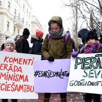 Foto: Solidaritātes gājienā par sieviešu tiesībām Latvijā dodas vairāk nekā simts cilvēku