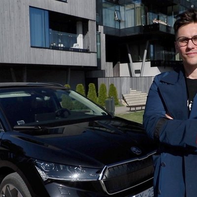 'Mūzika ir mana degviela!' Šipkēvics izmēģina 'Škoda Enyaq' elektromobili