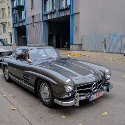 Foto: Rīgā novērots vairāk nekā miljonu vērts leģendārais 'Mercedes 300 SL'