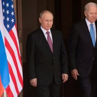 Spriedze Ukrainā: Invāzijas gadījumā ASV varētu piemērot sankcijas Putinam, pieļauj Baidens