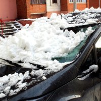 Krītošs sniegs sadauza auto – kurš atlīdzinās un kas notiek, ja mašīna stāv neatļautā vietā
