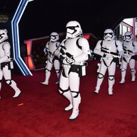 Filmas 'Zvaigžņu kari: Spēks mostas' ieņēmumi pārsniedz divus miljardus dolāru