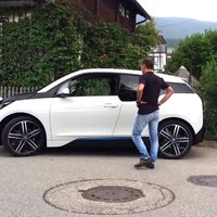 Video: 'BMW i3' bez cilvēkiem salonā pats sevi novieto stāvēšanai