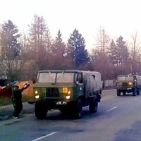 Video: Nebeidzama Ukrainas armijas kolonna dodas Krimas virzienā; cilvēki uzmundrina un dod pārtiku
