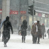 Ceturtdienas rītā Rīgā sasnigusi pēdējo divu gadu biezākā sniega kārta