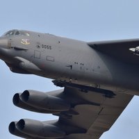 Foto: ASV bumbvedējs 'B-52' pārlido Dienvidkoreju – atbilde Phenjanai