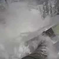 Video: Snovbordists iekļūst lavīnā un izglābjas