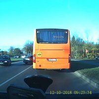 Video: Šoferis steidz apdzīt un izraisa avāriju Siguldā