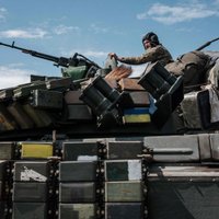 Ukraina atsit 18 uzbrukumus, krievi apšauda civilo kolonnu; bēgļu gaitās 6 miljoni