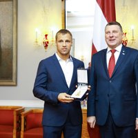 Президент Латвии наградил боксера Бриедиса орденом Трех звезд