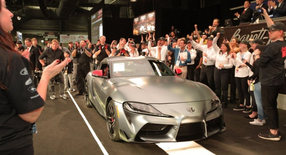 Pirmais 'Toyota GR Supra' eksemplārs izsolīts par 2,1 miljonu dolāru